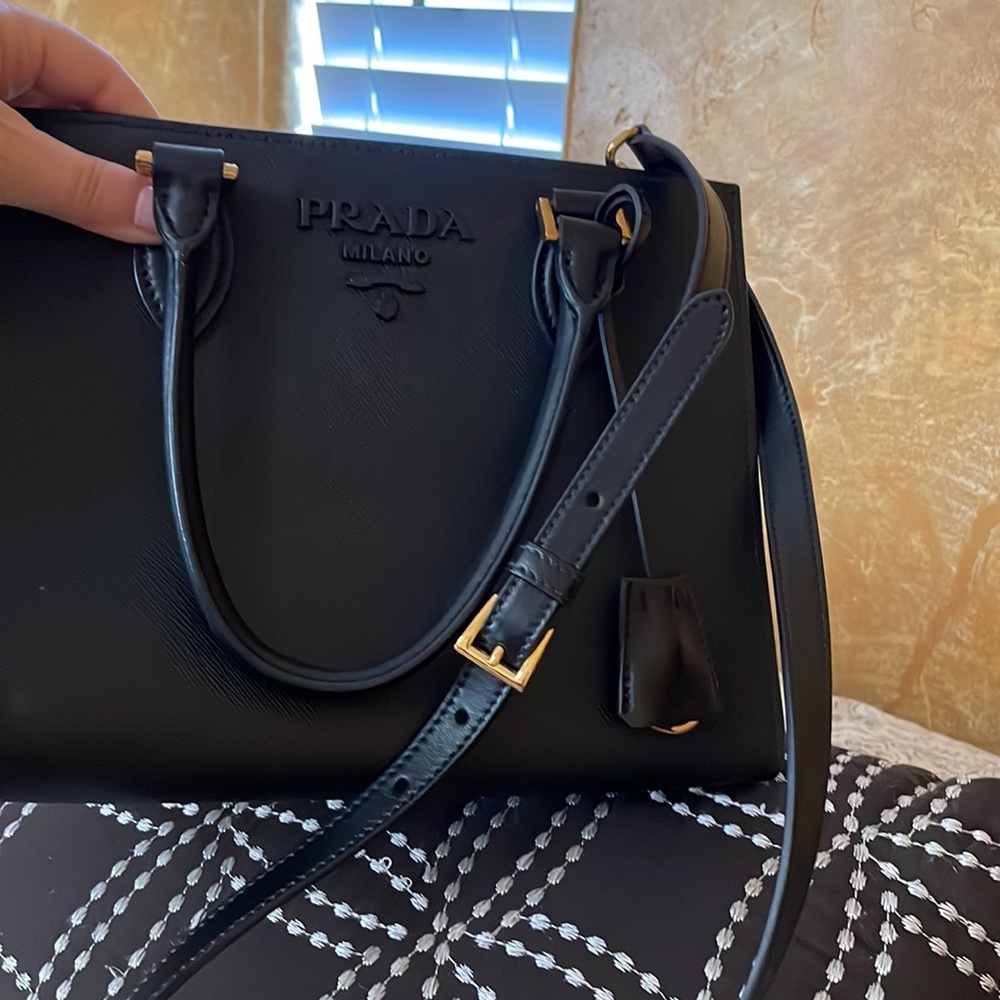 Prada - Picture 2 of 2